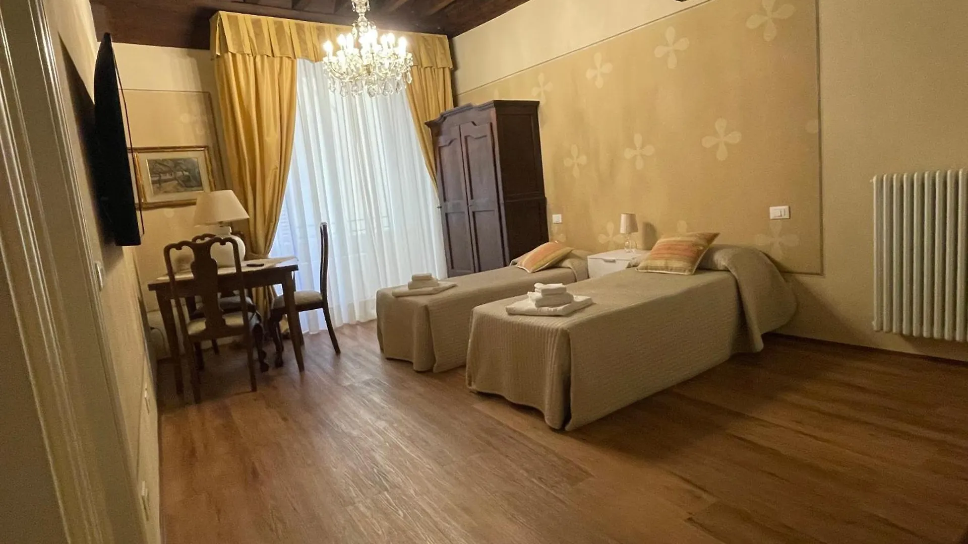 **  La Boheme Bed & Breakfast Lucca Italy